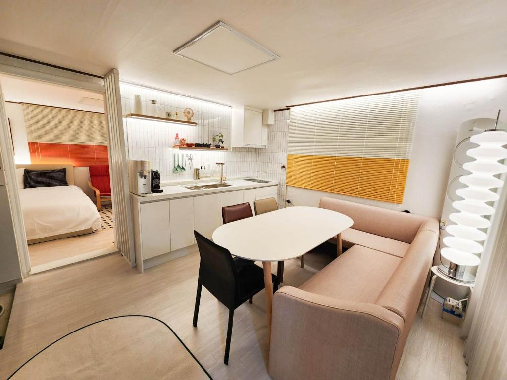 a small apartment with a table and a bed at New Sale 프리미엄 대치 강남 The Premium Daechi Gangnam in Seoul