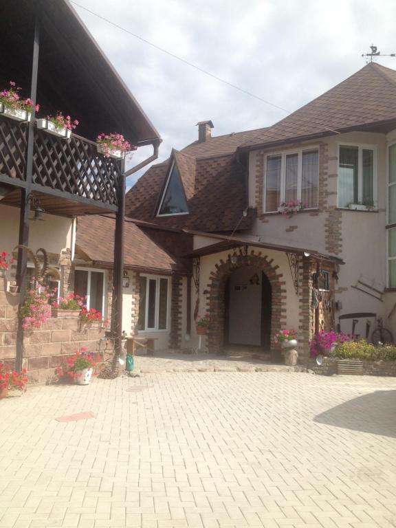 una casa con una entrada de ladrillo delante de ella en Argo Guest House, en Karakol