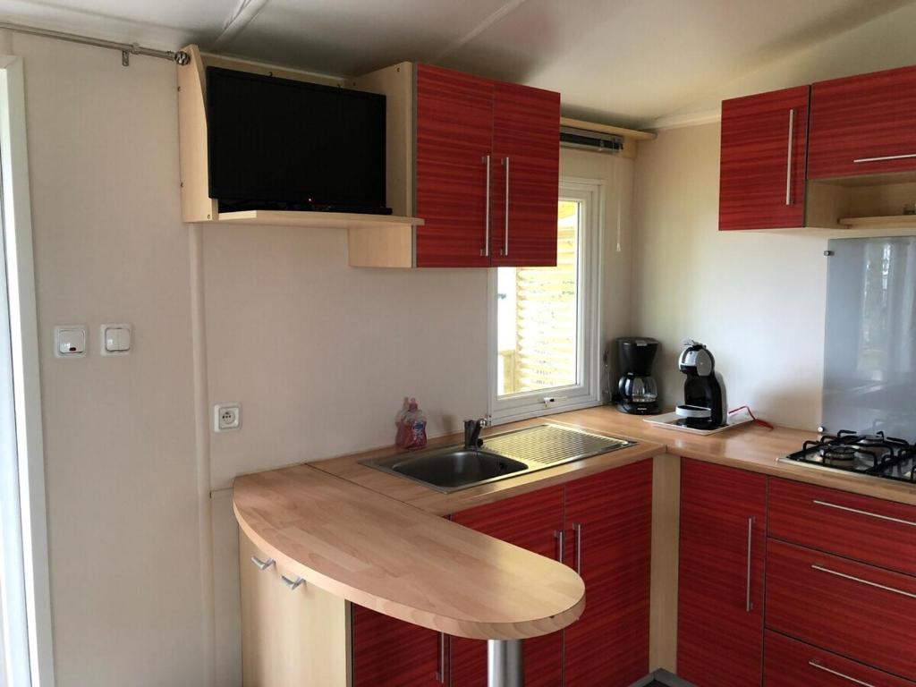 Η κουζίνα ή μικρή κουζίνα στο Bungalow "CONFORT" PUY duFOU 2CH-5pers 720FA