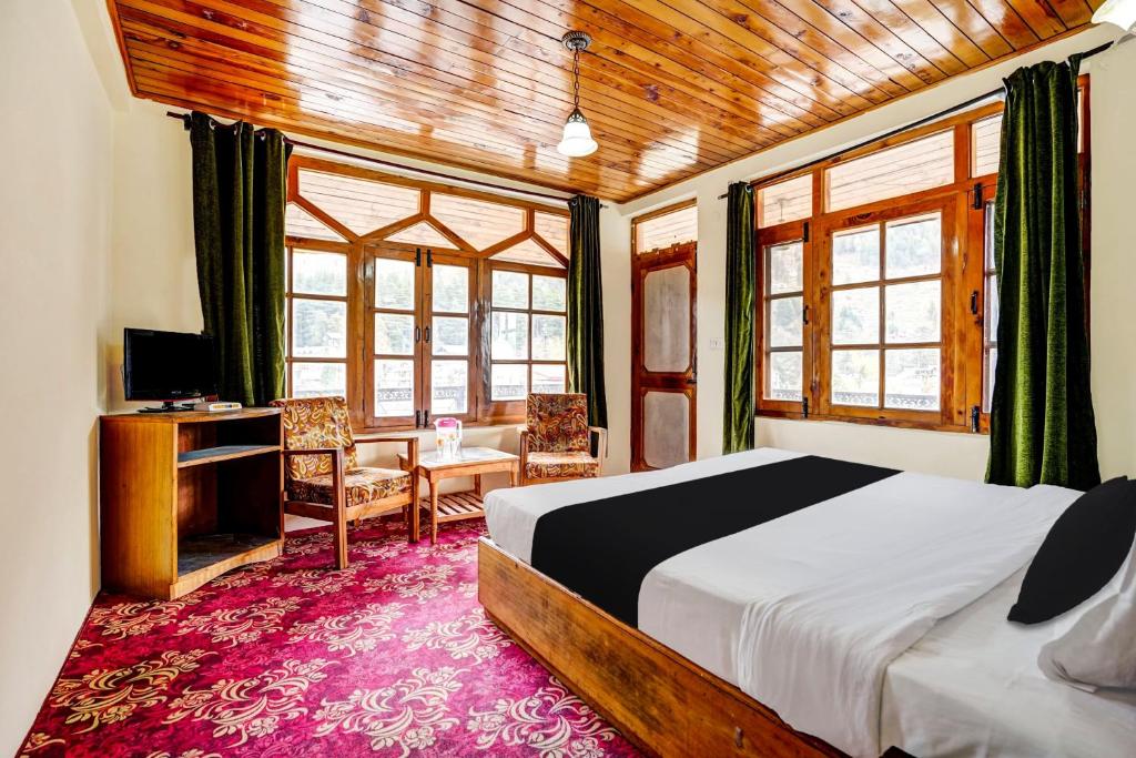 Postel nebo postele na pokoji v ubytování Hotel O by OYO New Sun N Snow