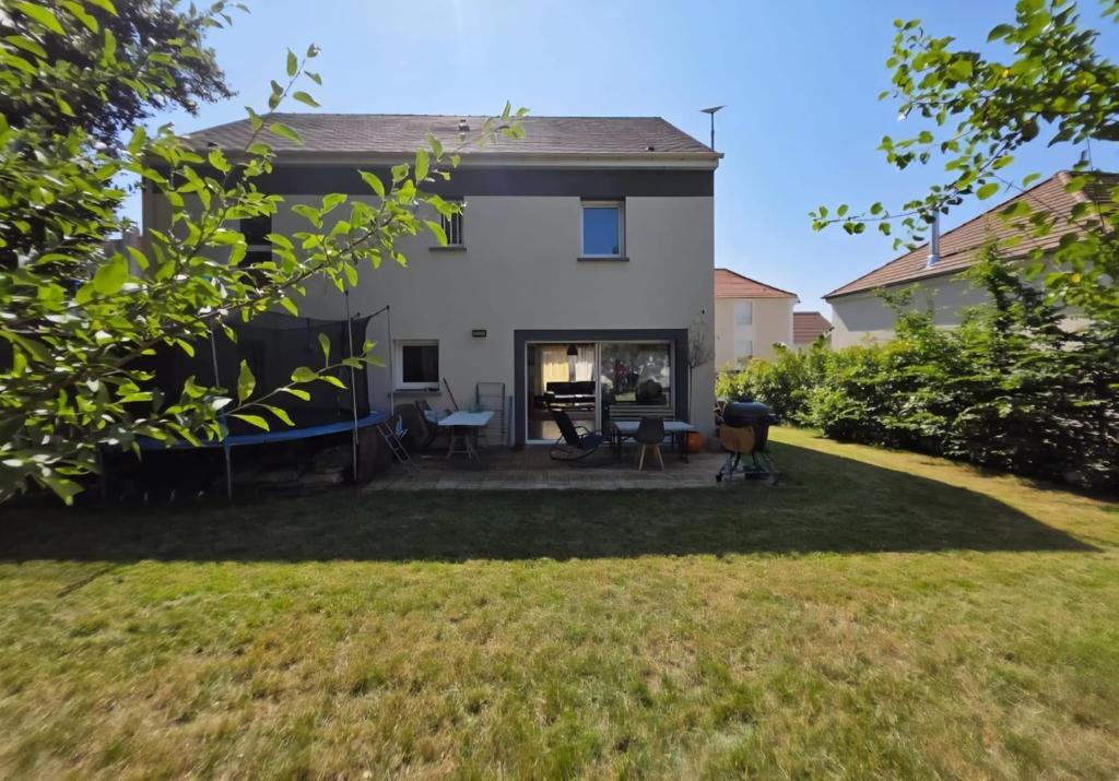 een uitzicht op een huis vanuit de achtertuin bij Villa - Le Nids sur Orge in Villiers-sur-Orge
