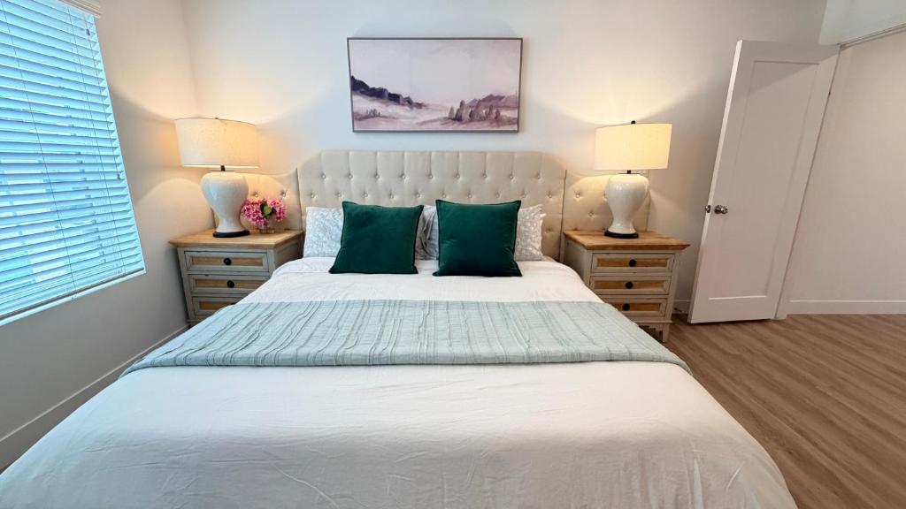 a bedroom with a large bed with green pillows at Modern Luxury House 3B&4B House 30 mins DTLA in Baldwin Park