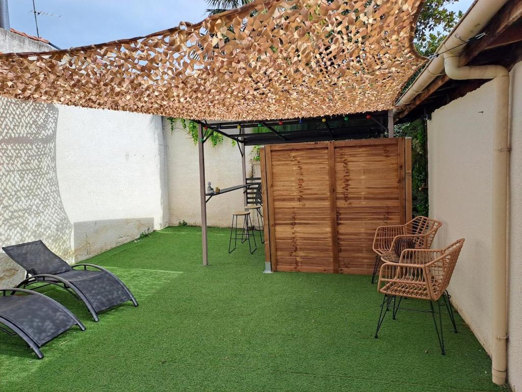 Fotografie z fotogalerie ubytování Zen Room avec jacuzzi extérieur v destinaci Roanne