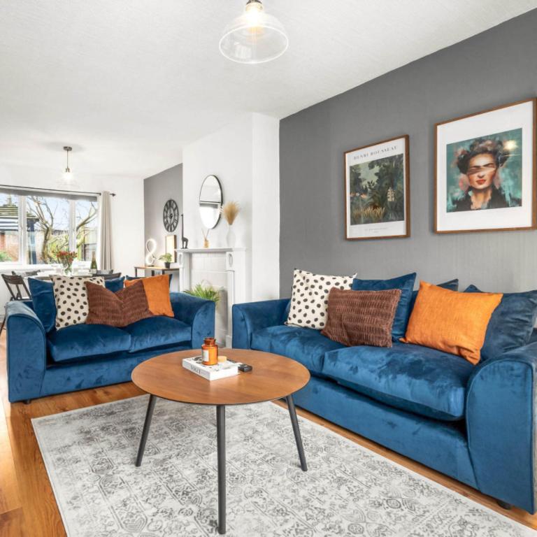 a living room with blue couches and a table at Three Bedroom House - City Centre - Garden - Parking 12W in Birmingham