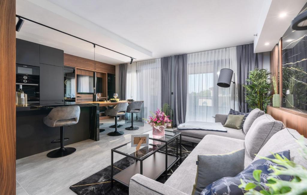 una sala de estar con un sofá y una mesa en Val di Bora 2, en Poreč