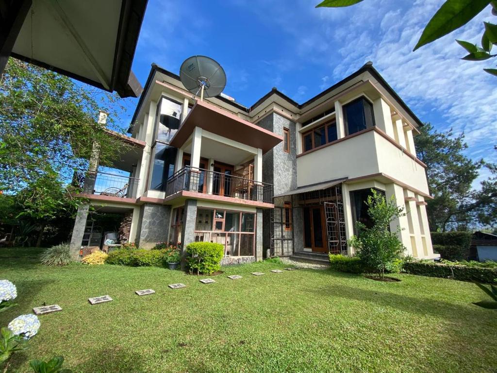 ein großes Haus mit einem Rasen davor in der Unterkunft Villa Le Misk in Batureo 1