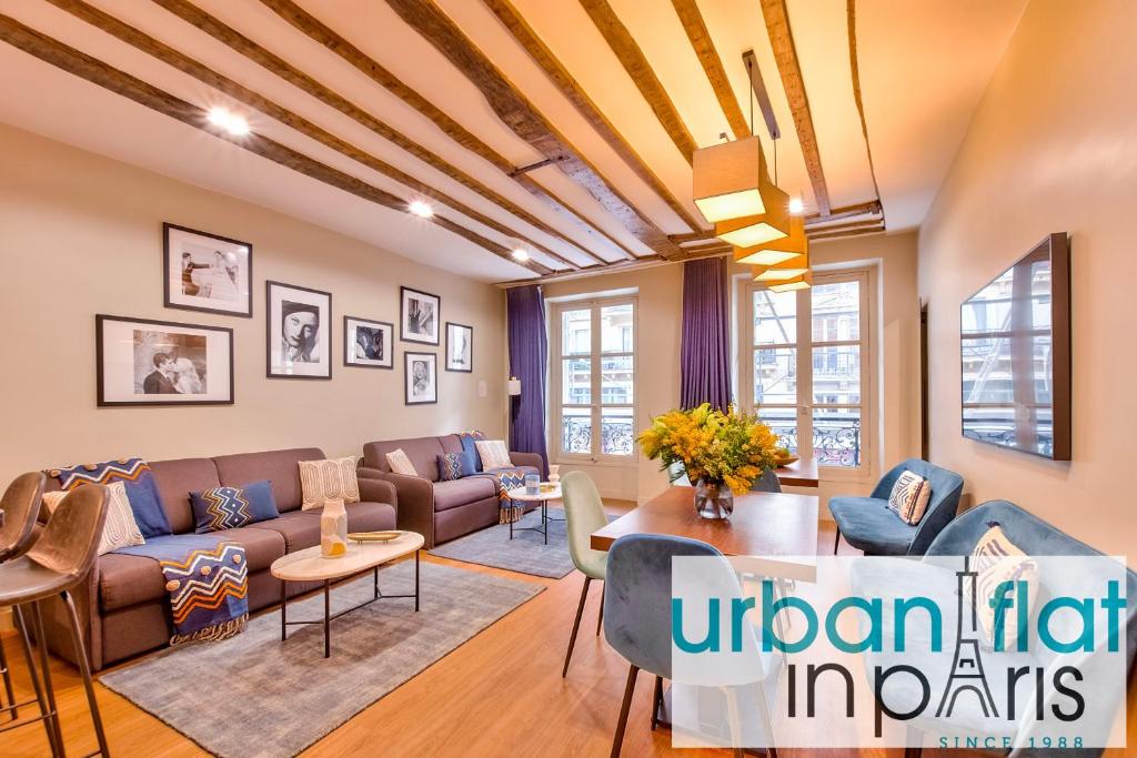 una sala de estar con un sofá y una mesa en 73 - Etienne Marcel, en París