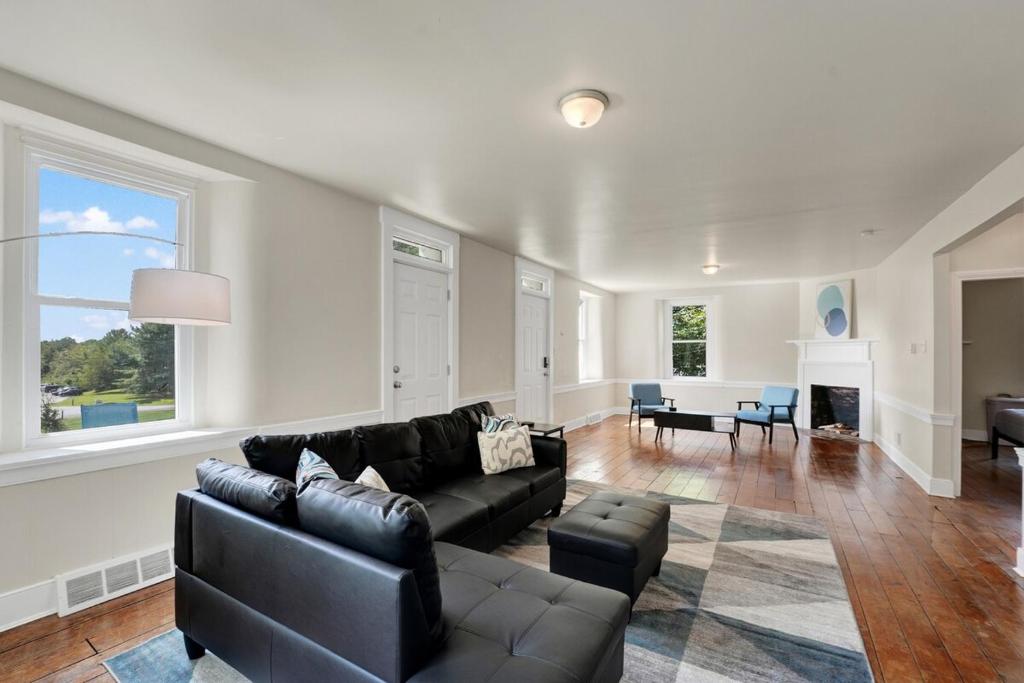 Posezení v ubytování Spacious 5-Bed Retreat in Charming Kennett Square