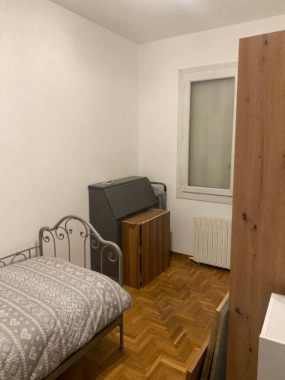 een slaapkamer met een bed en een televisie. bij Chambre privée design, 8 min du Parc des Prince et de Roland Garros et à 4 min du métro 9 in Boulogne-Billancourt