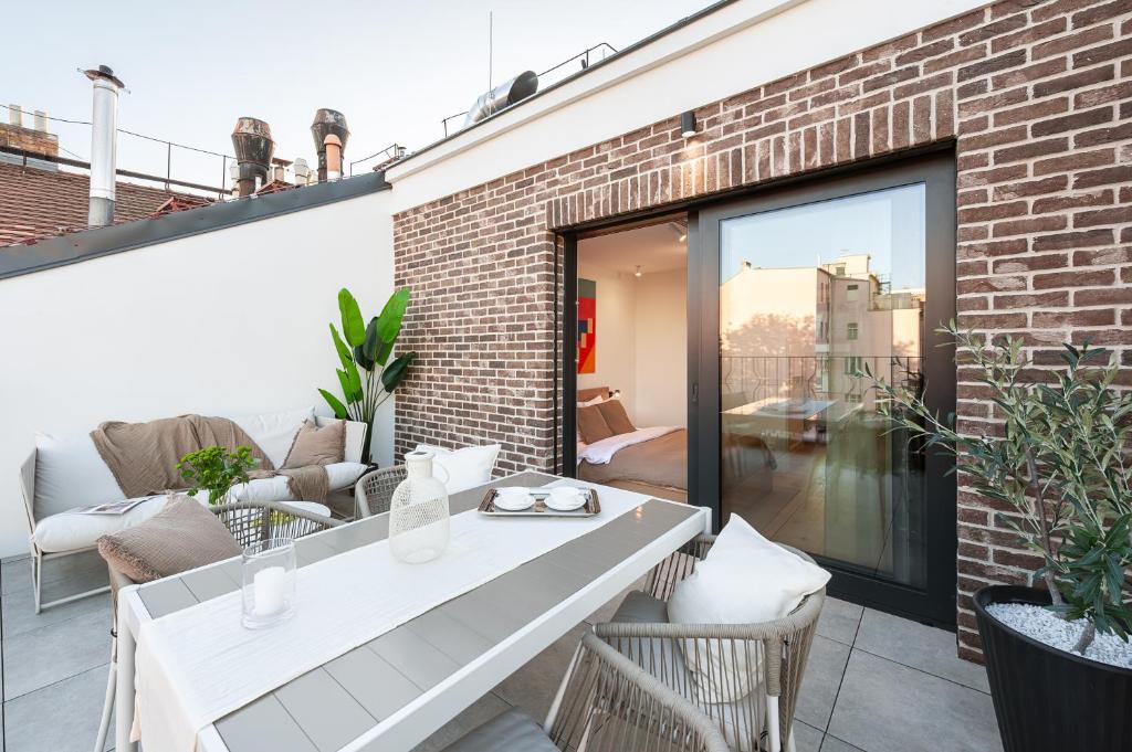 Turnkey I Henry's Tower Apartments - 14