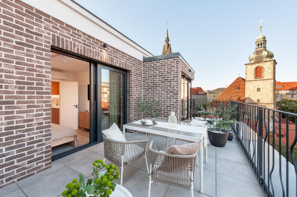 Turnkey I Henry's Tower Apartments - 10