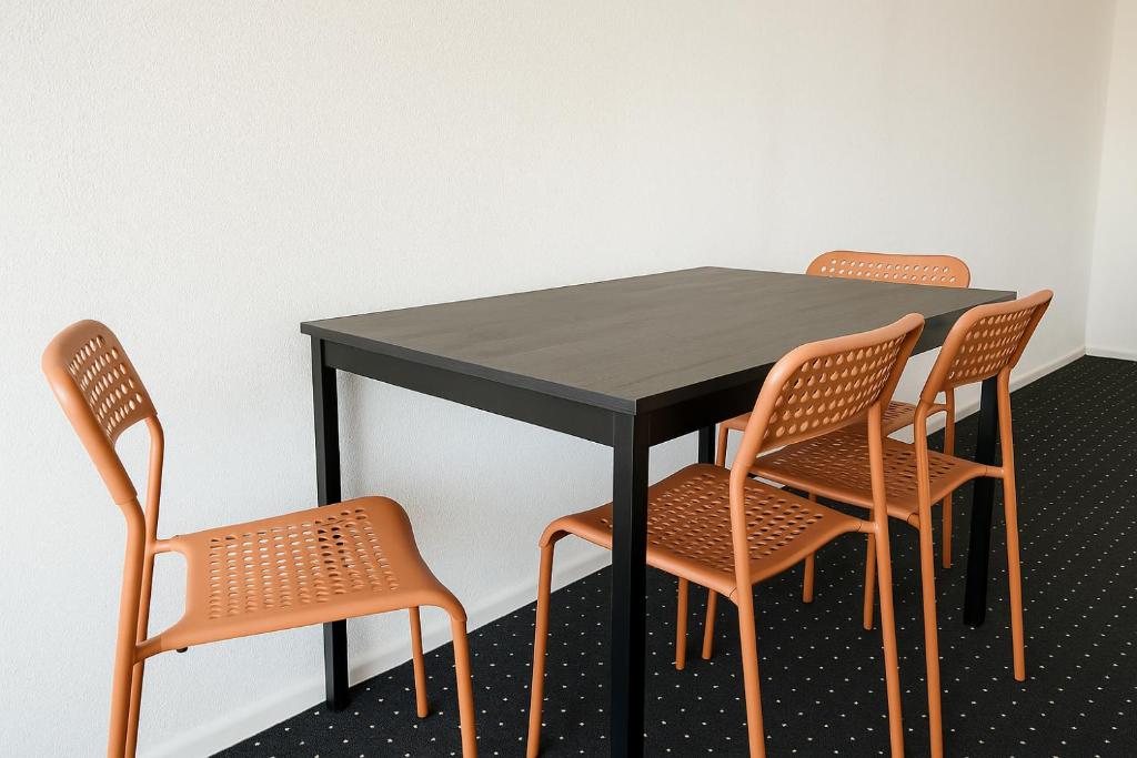 een zwarte tafel met vier stoelen eromheen bij Business Apartments Augsburg mit WIFI, TV, Parken in Augsburg