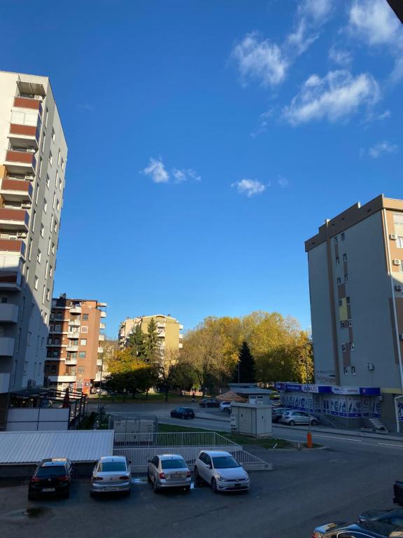 a group of cars parked in a parking lot at FILIP Lux Apartman sa garažom in Doboj