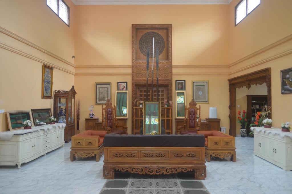 a large room with two beds and mirrors at Villa Omah Jamuniro in Ngasinan