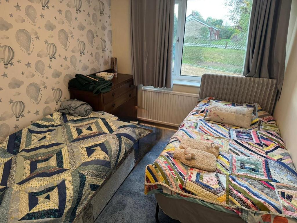 East HarlingにあるThe Wright Midweek stayの寝室に並んで置かれた2つのベッド