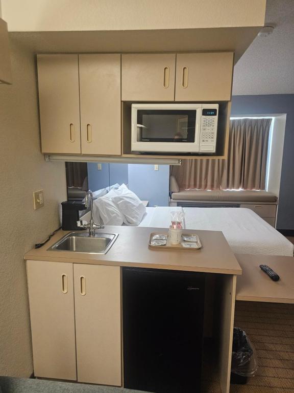 Microtel Inn & Suites by Wyndham - Suite Met Queensize Bed - Niet-Rokers