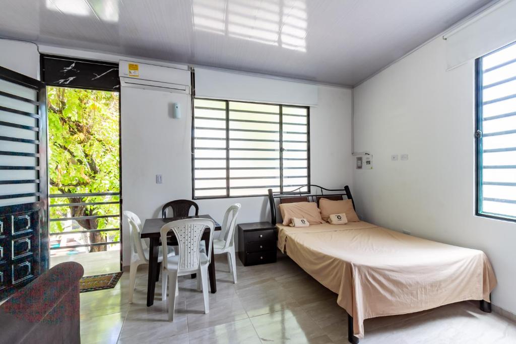 ヒラルドットにあるhotel Air b&b altos del peñonのベッドとテーブルと椅子のある寝室