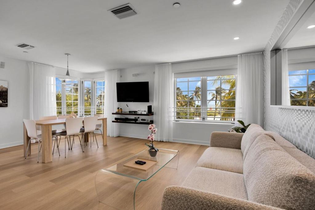 Μια τηλεόραση ή/και κέντρο ψυχαγωγίας στο Peaceful 2BR Condo with Ocean Views on Ocean Drive South Beach