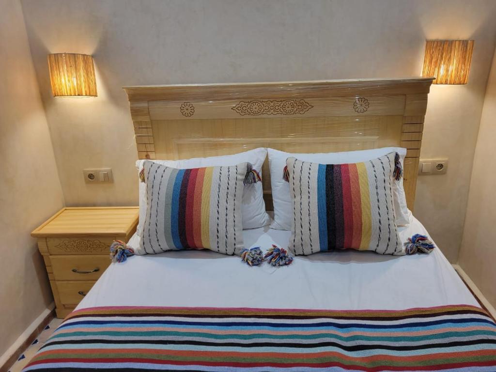 Un dormitorio con una cama blanca con dos almohadas. en Quiet coastal house in the heart of Essaouira, en Essaouira