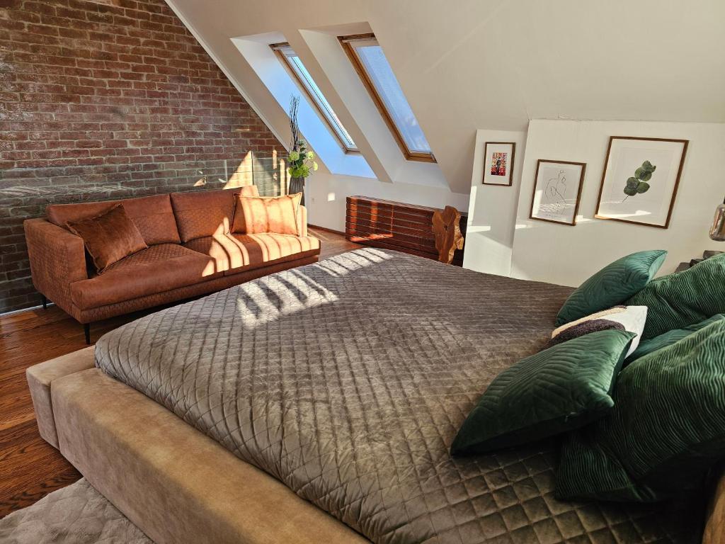 ブラチスラヴァにあるThree Stories Apartment in Old City center with Castle view and Terraceの大きなベッドとソファのある寝室