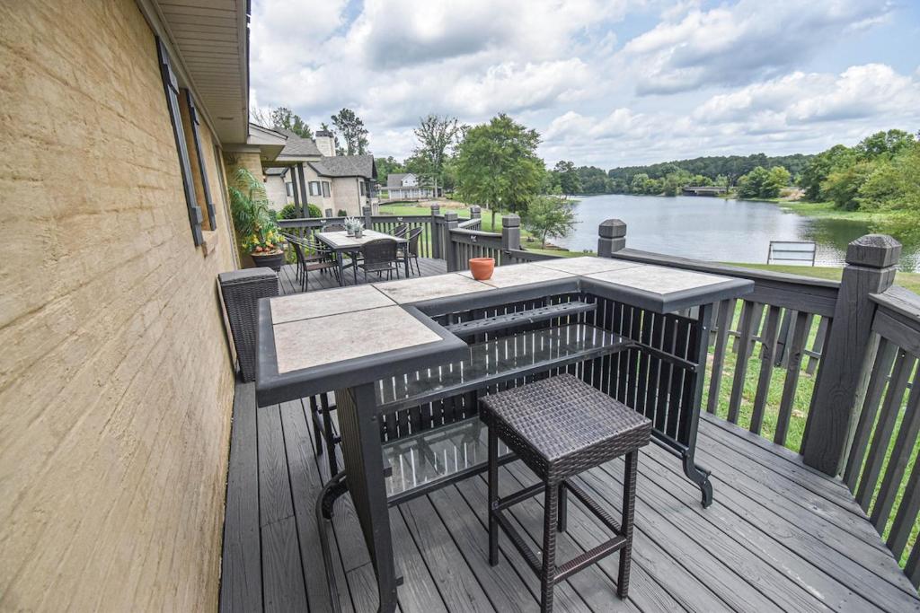 balcone con tavoli, sedie e vista sul fiume di Waterfront Home with Spacious Outdoor Deck Boat Slip a Northport
