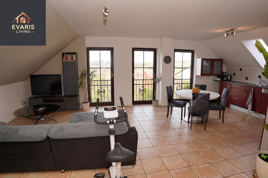 Μια τηλεόραση ή/και κέντρο ψυχαγωγίας στο EVARIS Hilda - Geräumige Ferienwohnung bei Köln mit Top-Austattung