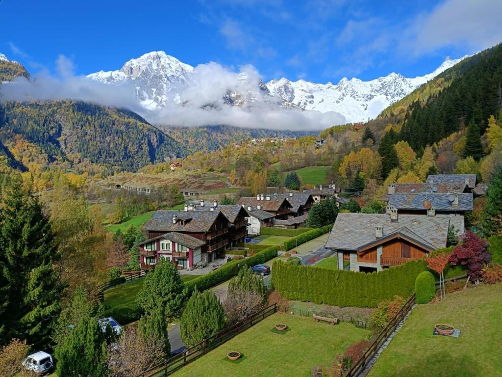 プレ・サン・ディディエにあるPanoramic House Courmaisonの雪山の谷村