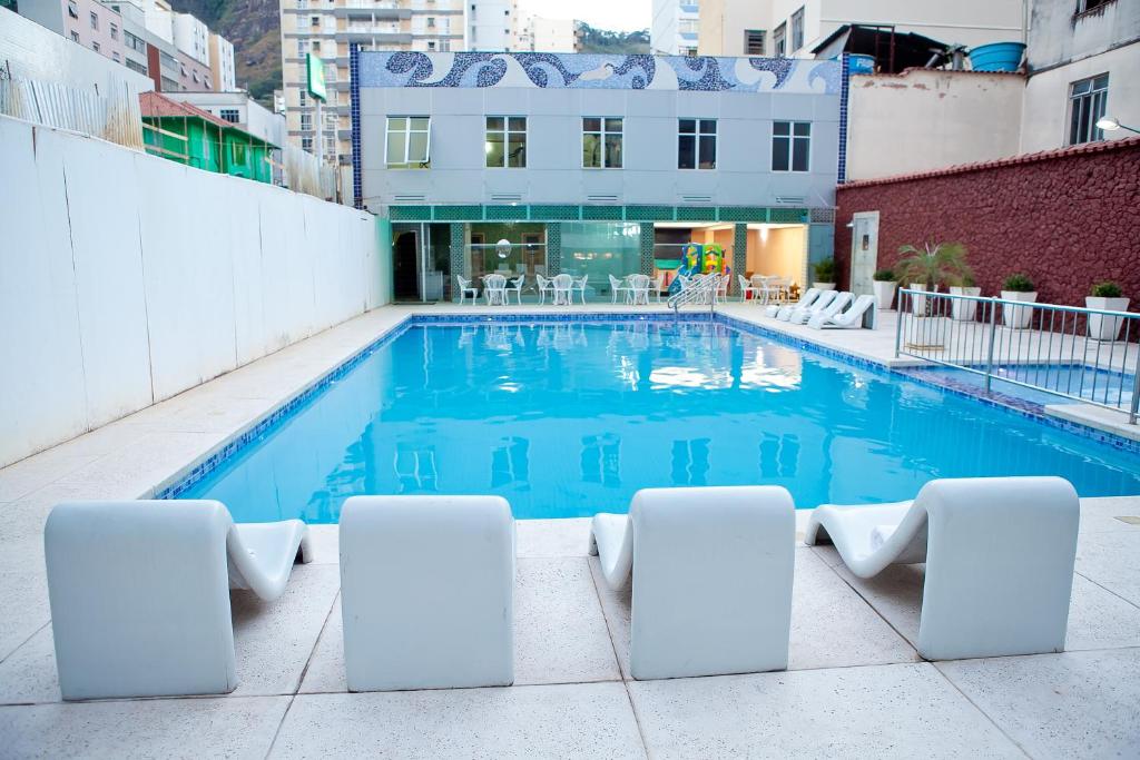 Bazén v ubytování Ritz Plaza Hotel nebo v jeho okolí