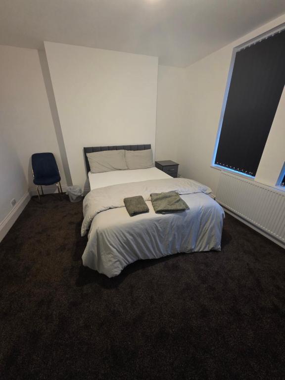 AmleyにあるDress to impress homeのベッドとタオル2枚のある寝室