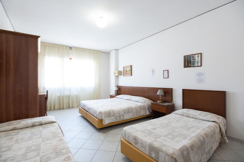 Ένα ή περισσότερα κρεβάτια σε δωμάτιο στο Hotel Caldin's