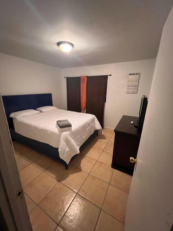 Ένα ή περισσότερα κρεβάτια σε δωμάτιο στο South Mountain Savings Room 2