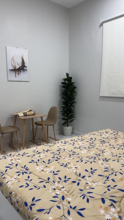 ein Zimmer mit einem Bett und einem Tisch mit Stühlen in der Unterkunft استديو جديد وانيق بدخول ذاتي 3 in Buraida