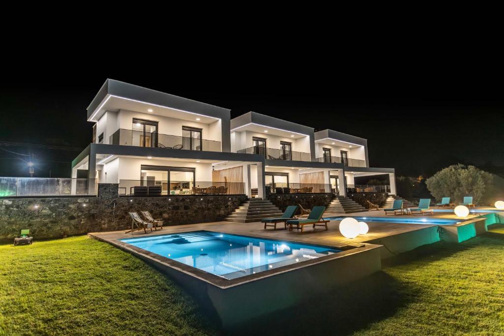 Swimmingpoolen hos eller tæt på Inception Luxury Villas