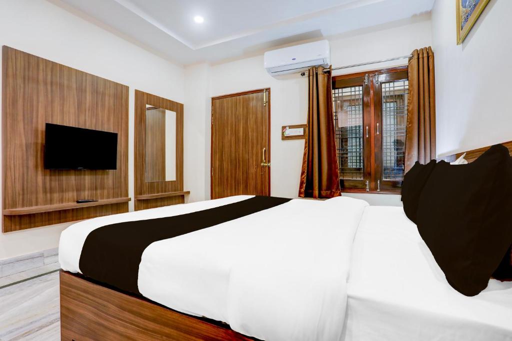 TV a/nebo společenská místnost v ubytování Hotel O Ganga Niwas