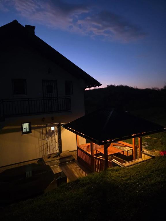 ein Haus mit einem Pavillon davor in der Unterkunft Vila Emani in Visoko