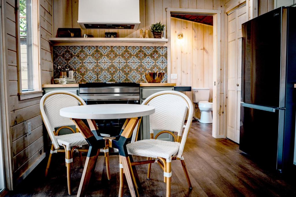 Kuchyň nebo kuchyňský kout v ubytování Private Couples Retreat Scenic Hottub -Fireplace