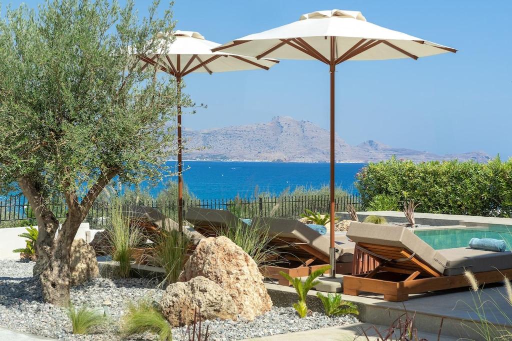 a patio with an umbrella and a swimming pool at Villa Celestia in vlicha