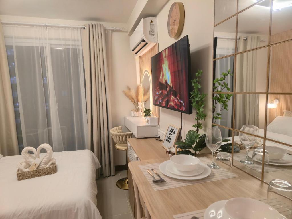 a room with a bed and a table with plates on it at Cabin916 condotel in Suba