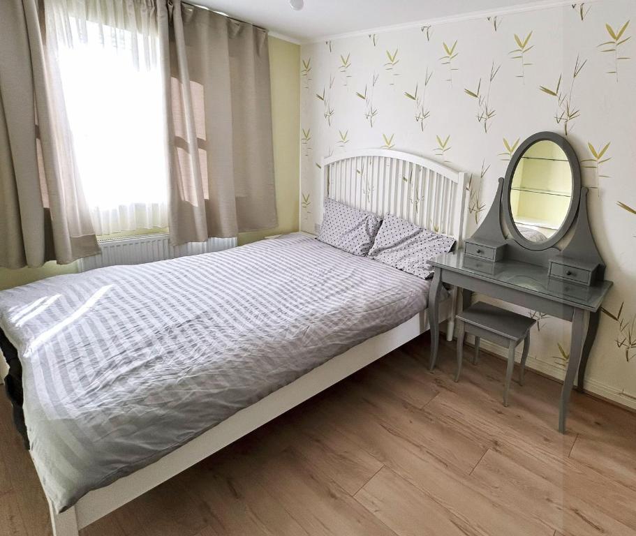 - une chambre avec un lit avec un miroir et une coiffeuse dans l'établissement Classy double room Salford Detached house, Plab, à Manchester