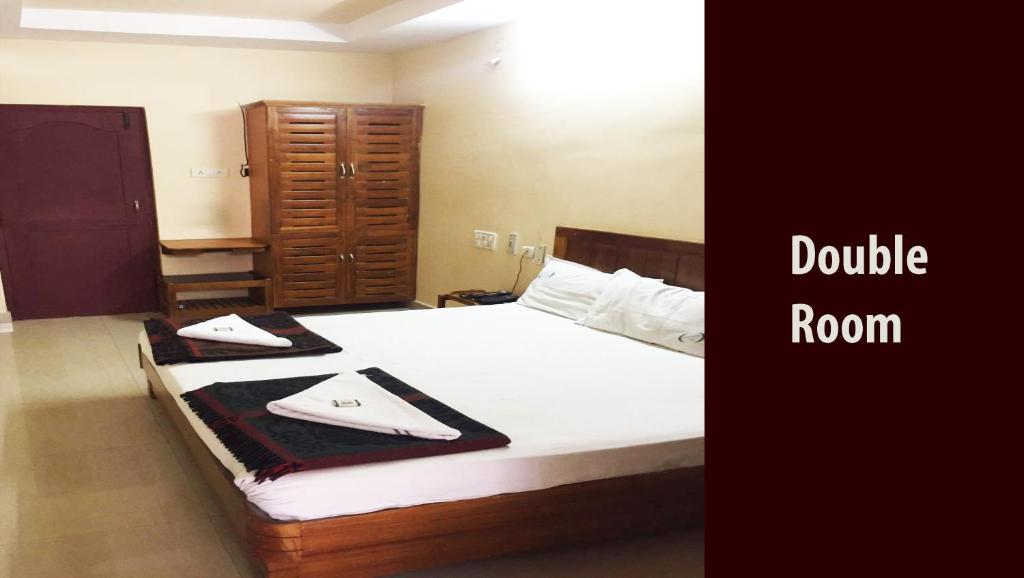 拉賈蒙德里的住宿－Sona Residency，一间带双人床的卧室和一间带双人床的卧室