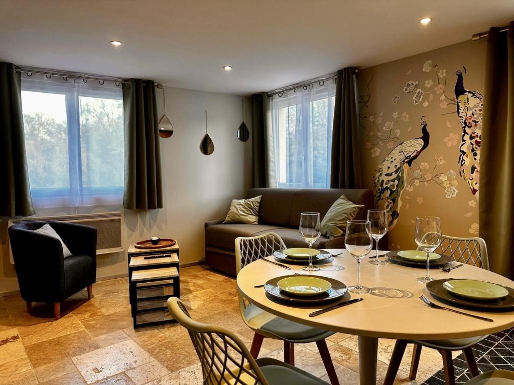 a living room with a table and a couch at Duplex Tourny Gîte de charme pour 4 personnes au cœur de la campagne normande in Tourny