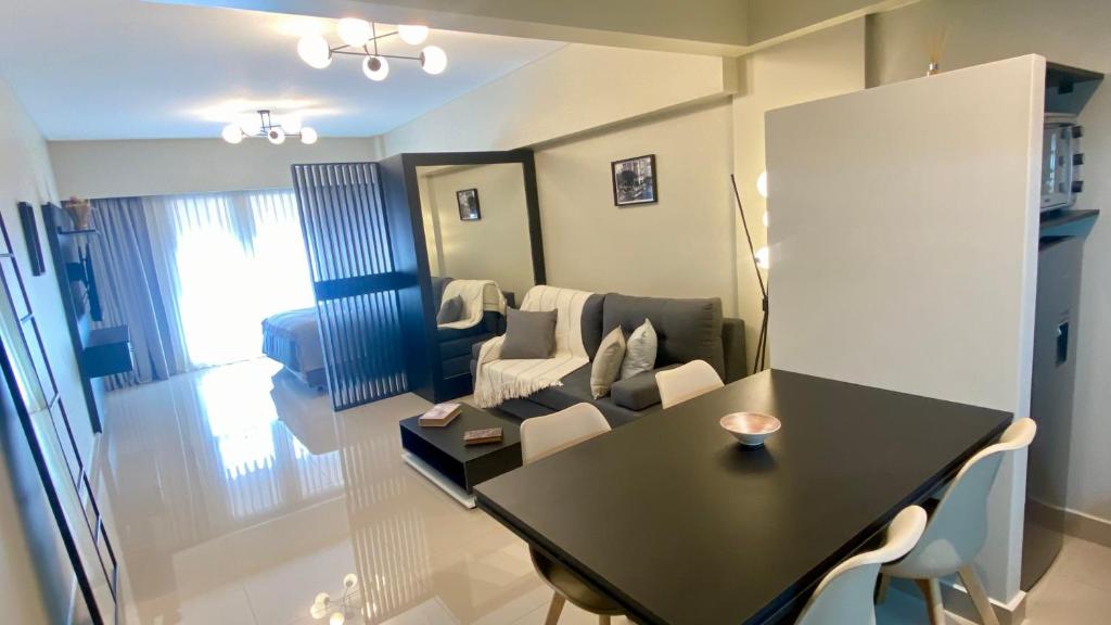 een woonkamer met een tafel en een bank bij Centro Histórico Apart I in Buenos Aires