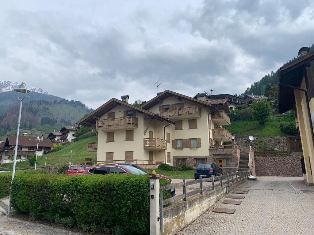 プレダッツォにあるAppartamento Genzianaの車が前に停まった大きな家