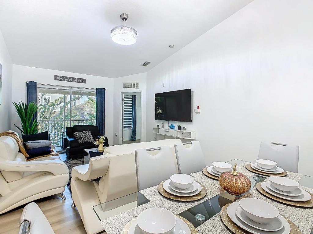 TV a/nebo společenská místnost v ubytování The Galactic Getaway, 3Bed, 2Bath Apartment, Free Parking, Heated Pool