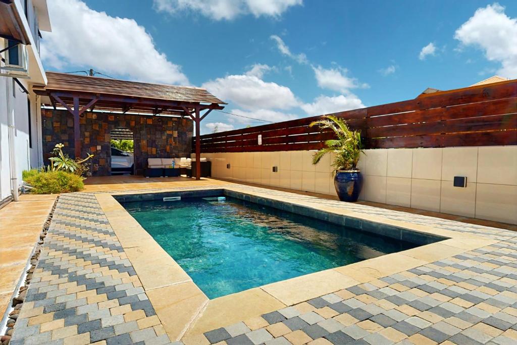 una piscina frente a una casa en Aryna Apartments, en Goodlands