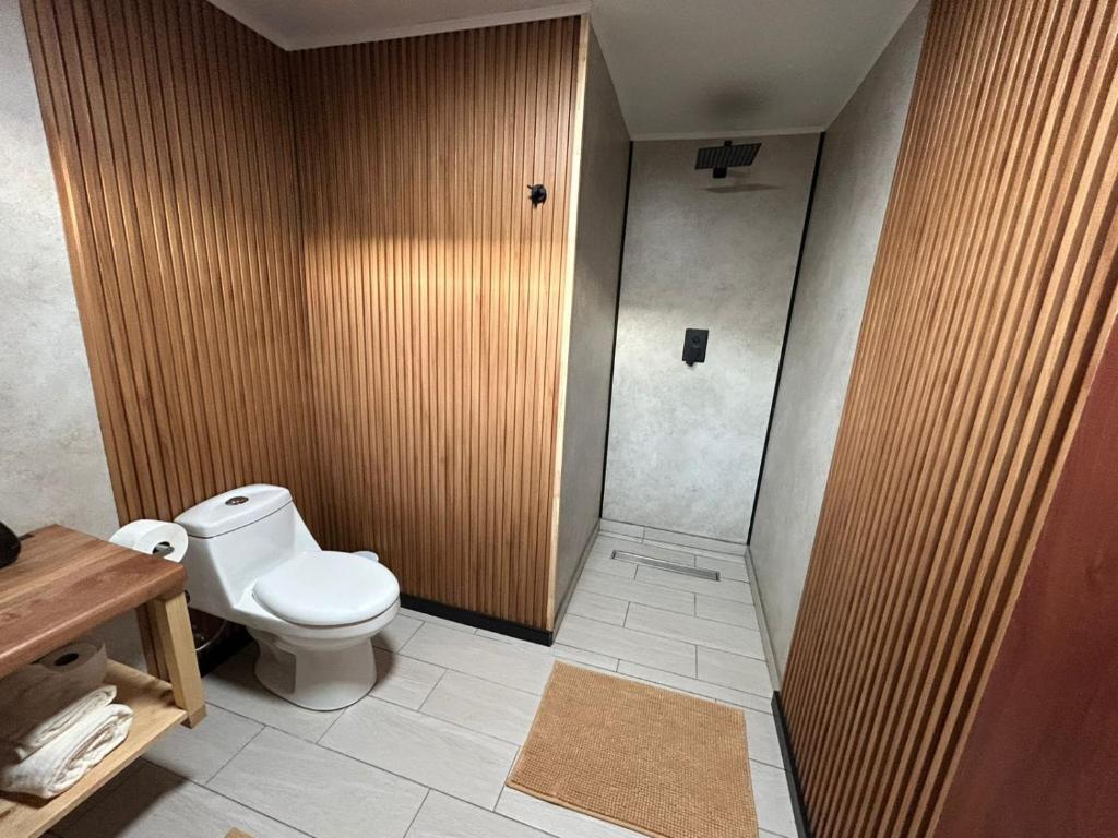 een badkamer met een toilet en een douche bij Motherhome in Melipilla