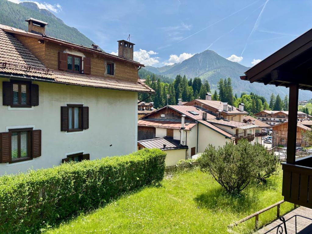 uma vista para uma aldeia com montanhas ao fundo em Appartamento Sass Aut em Soraga