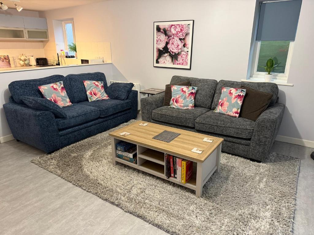a living room with two couches and a coffee table at Superb 2 bed 2 bathroom free parking in Derby