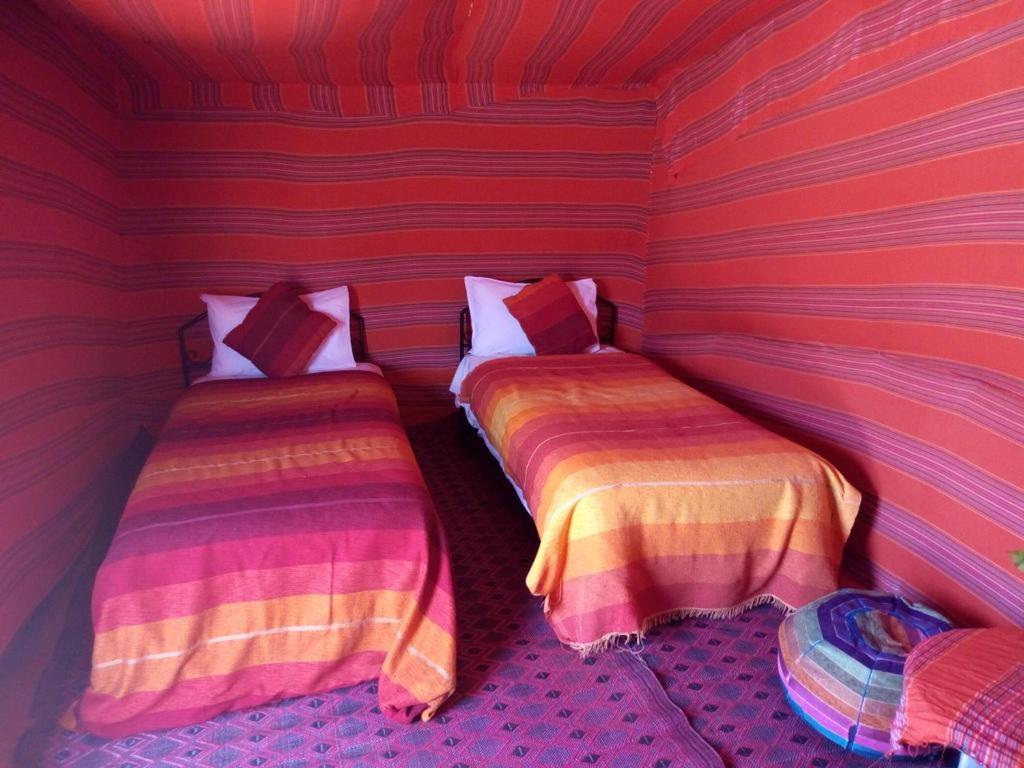 Postel nebo postele na pokoji v ubytování Erg Chebbi Starlight Camp