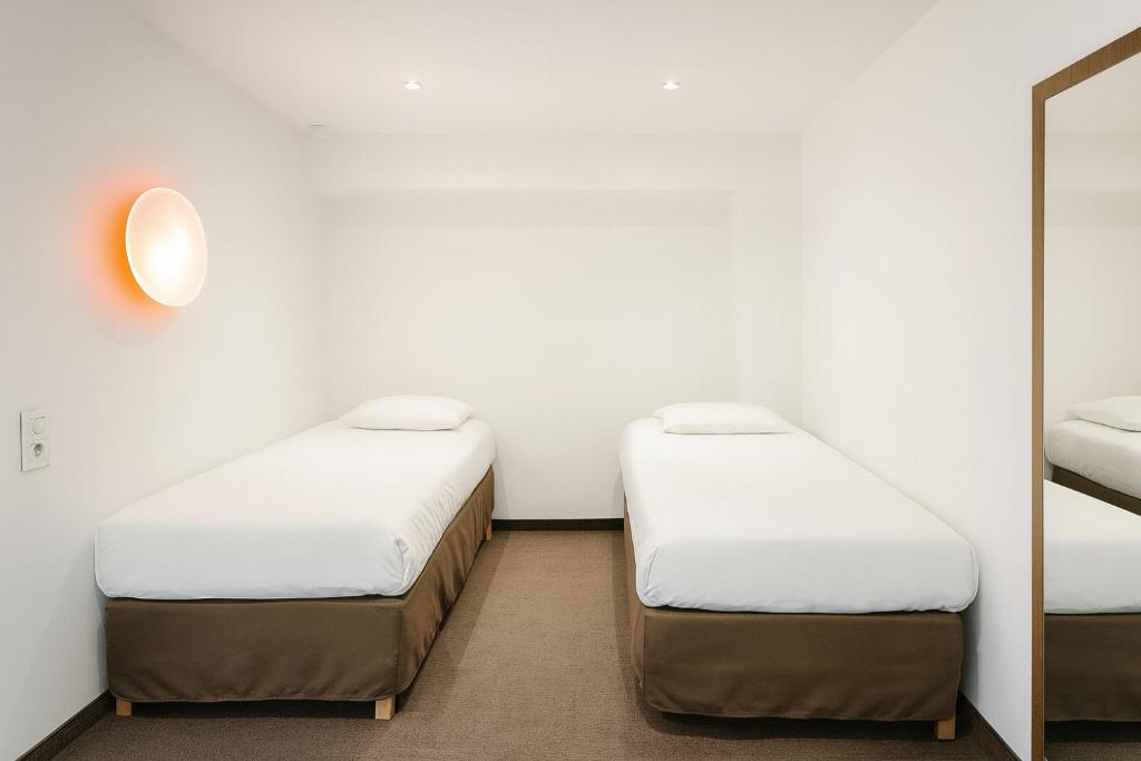 Campanile Fontainebleau - Standard Queen Room With Two Single Beds